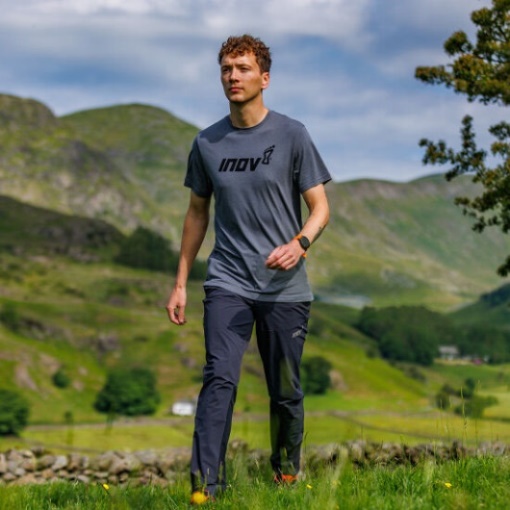 グレー グラフィック Tシャツ 半袖 Inov-8' メンズ