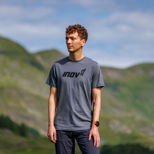 グレー グラフィック Tシャツ 半袖 Inov-8' メンズ