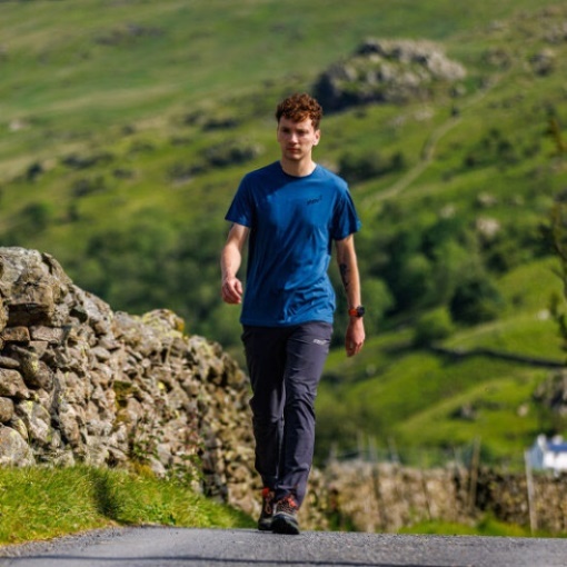 Inov-8 ネイビー グラフィック Tシャツ 半袖 ''forged'' メンズ